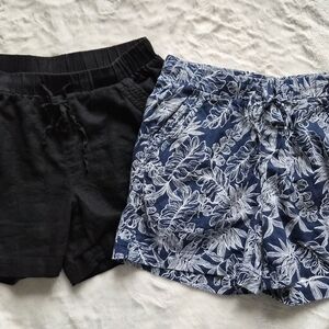 Briggs New York Women's Black and Blue Leaf Pattern Shorts